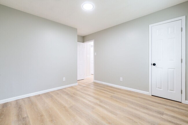 Building Photo - 1000 Rampart Pl
