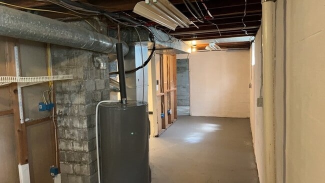 Building Photo - 250 E Parkwood Dr