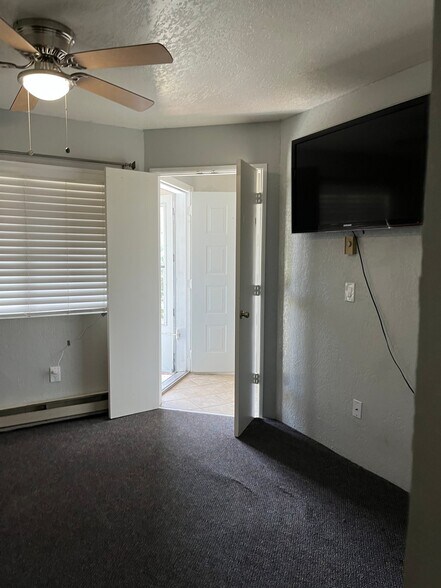 Building Photo - 2700 S White Mountain Rd