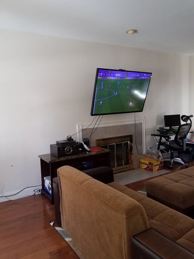 Building Photo - Available in Colchester