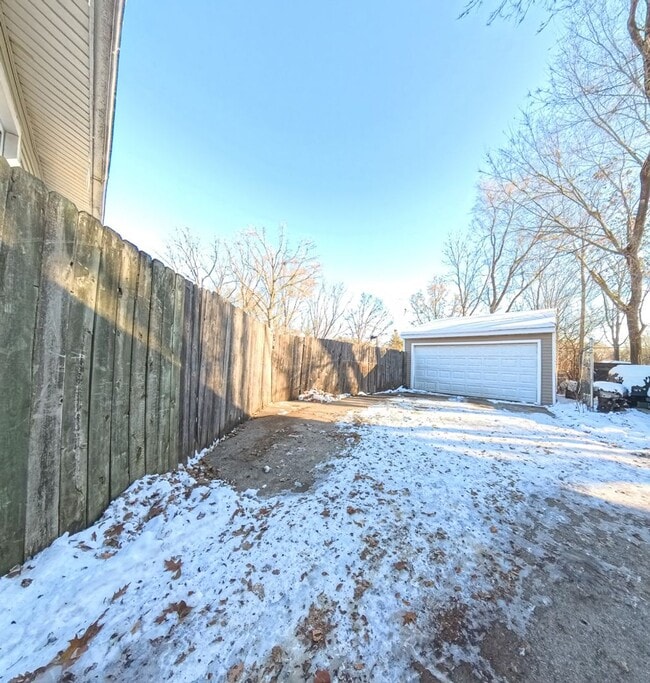 Building Photo - Spacious 2 Bedroom 2 Bath Home