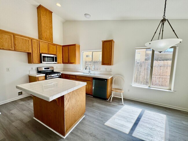 Building Photo - 528 Burgundy St