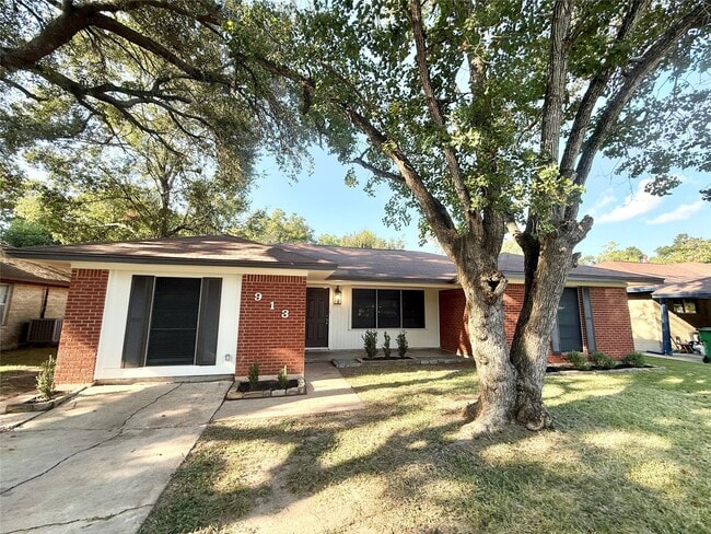 Primary Photo - 913 Wimberly St