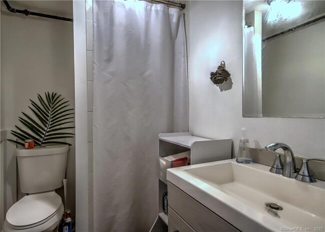 Building Photo - 96 Kings Hwy N