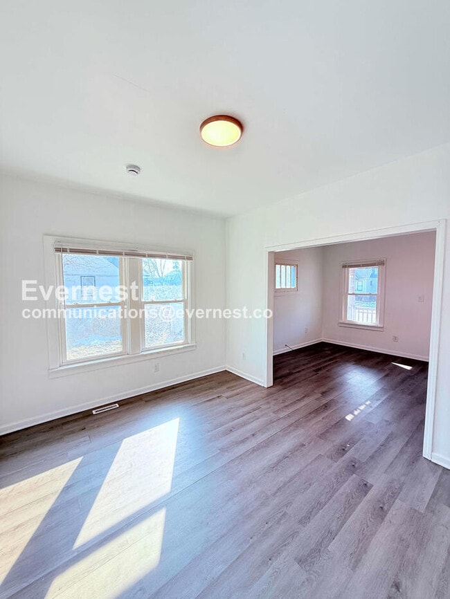 Building Photo - 2 Bed/1 Bath Home with Off-Street Parking / Vouchers Accepted / Available Now!