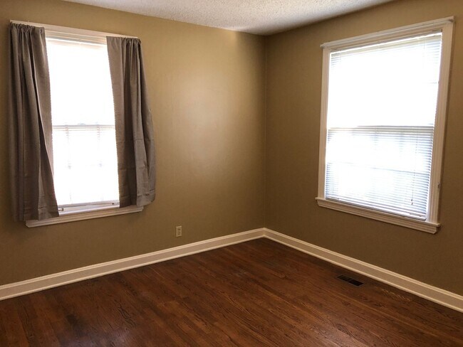 Building Photo - 721 Kendall Dr