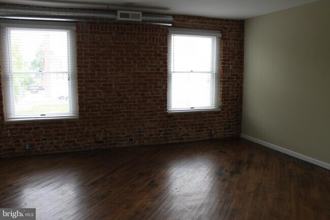 Primary Photo - 114 Front St