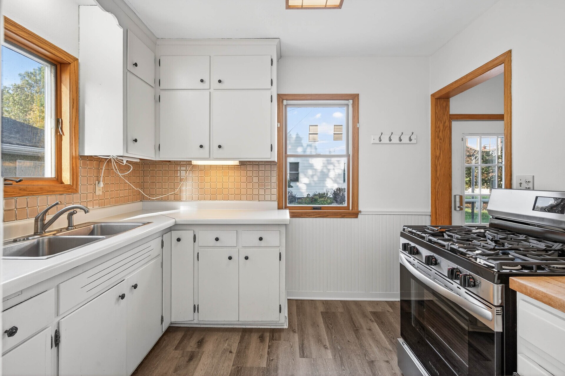 Building Photo - 1049 Sterling St N