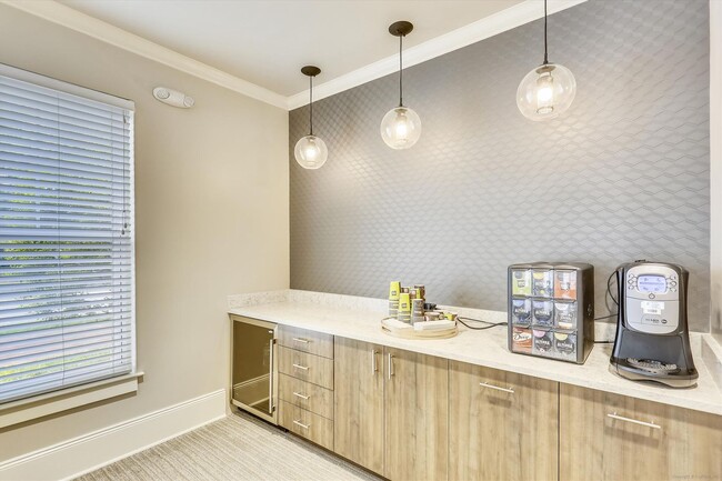 Building Photo - FRESH & READY! 2BD/2BA Next to METRO with ...
