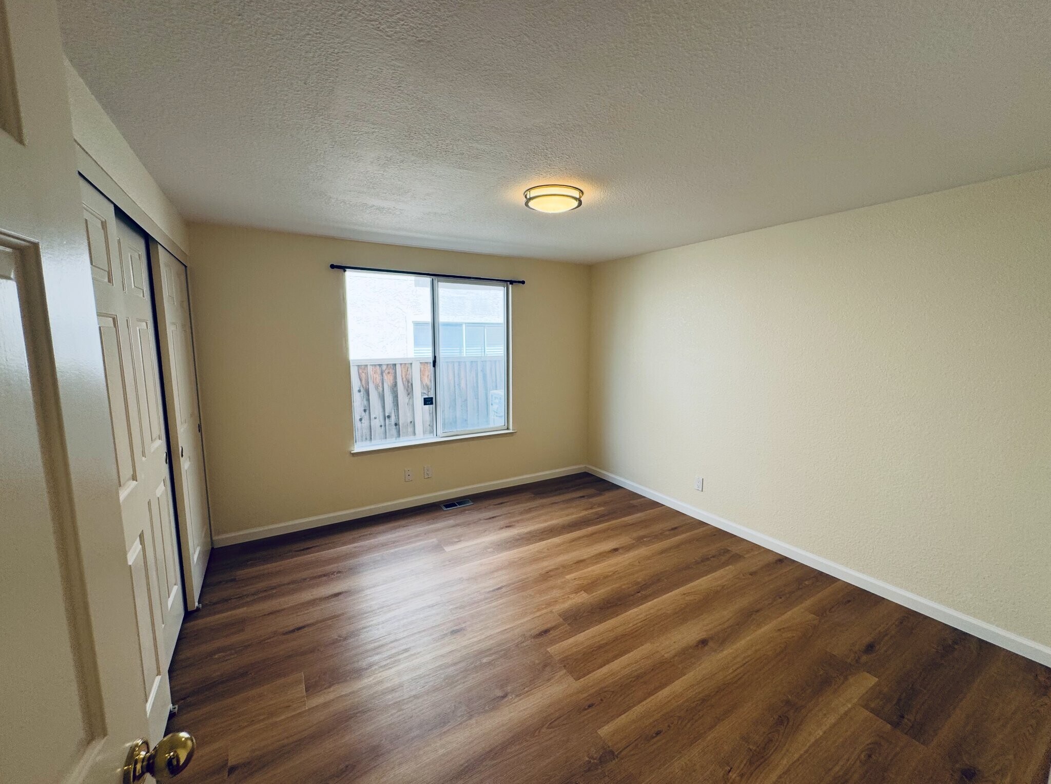Building Photo - 6120 Lakeview Cir