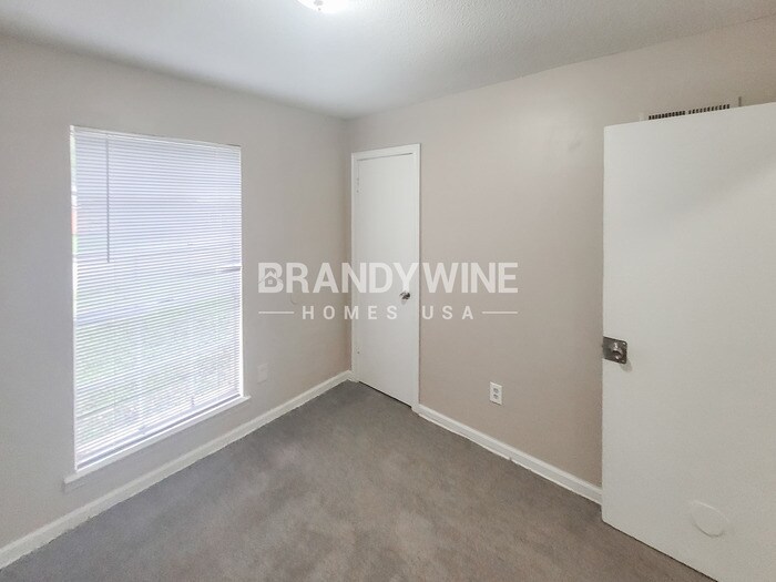 Building Photo - 4534 Valley Stream Dr