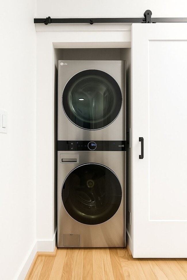 Building Photo - Spacious 5BR Townhome in Washington, DC