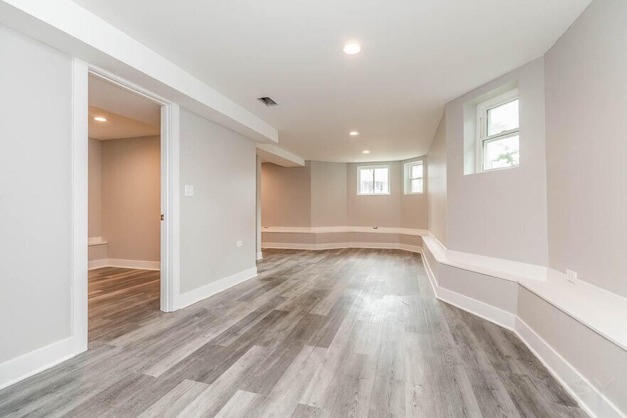 Building Photo - 2200 N Kenneth Ave