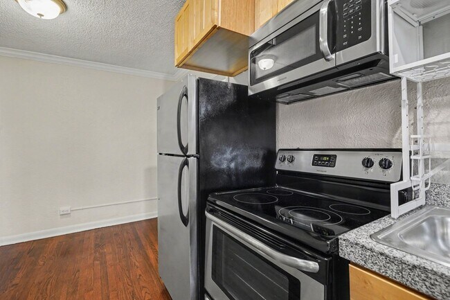 Building Photo - Walkable Capitol Hill Condo | Parking Included