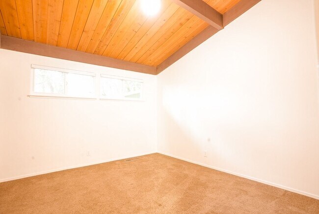 Building Photo - Charming 3-Bedroom Country House