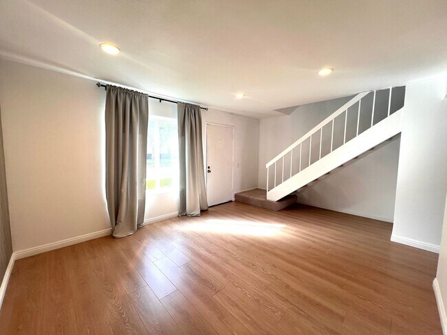 Building Photo - Stunning 2 Bedroom located in Irvine.