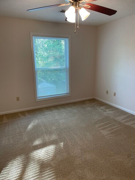 Building Photo - 1029 Windy Oaks Ct SE