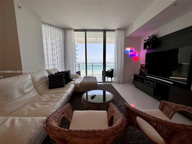 Building Photo - 1300 Brickell Bay Dr