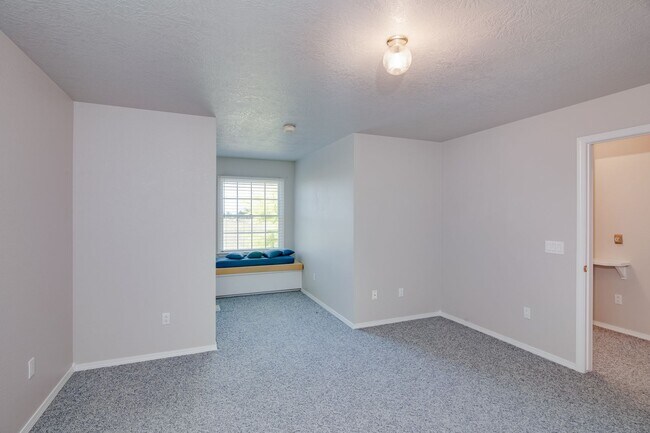 Building Photo - 3 Bedroom Farm House For Rent