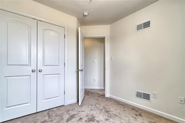 Building Photo - Beautiful 3 Bedroom, 2.5 Bath End Unit in Spring Grove Schools!!