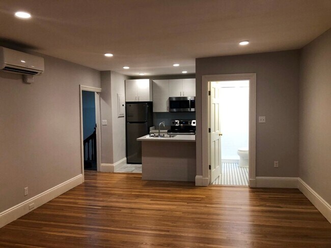Building Photo - Back Bay 1bed / 1bath available Feb 1 $3450