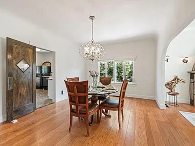 Building Photo - Beautiful vintage home