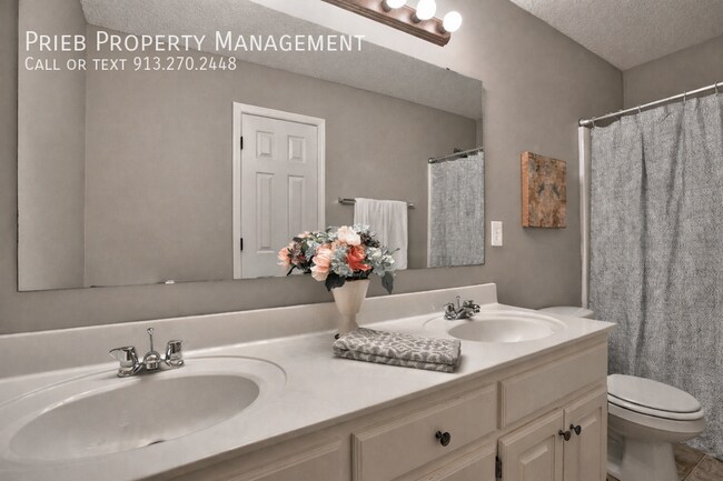 Building Photo - 233 W Fountain Cir