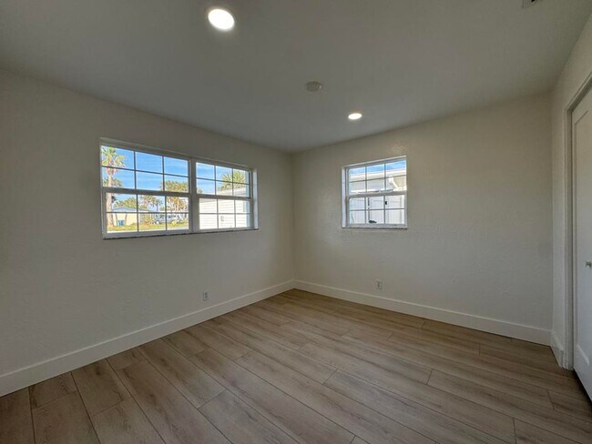 Building Photo - 2/2 plus Bonus Room in Ormond By the Sea