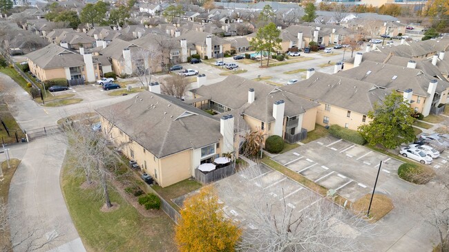 Building Photo - 1 Bedroom Condo Near Local Hospitals