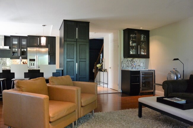 Building Photo - 328 Shoreline Rd