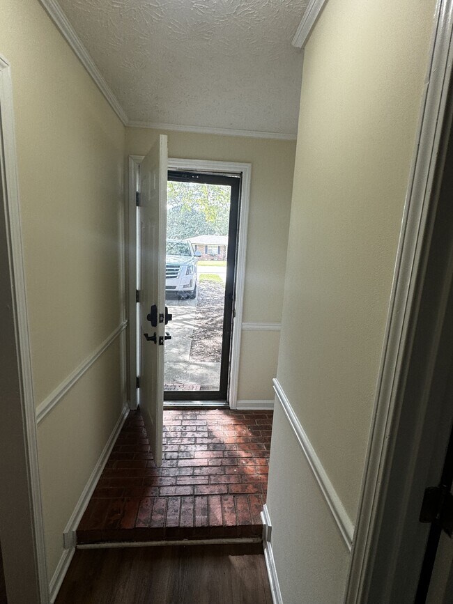 Building Photo - 482 Huntington Road