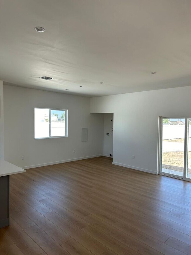 Building Photo - Stunning 3 Bedroom 2 Bathroom House for Re...