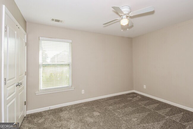 Building Photo - 147 Hidden Lake Cir