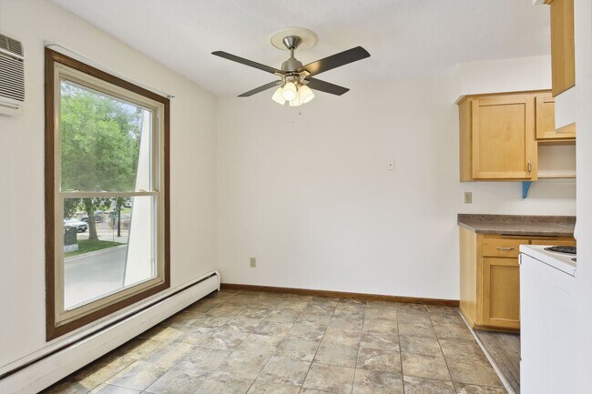 Building Photo - 819 11th Ave S