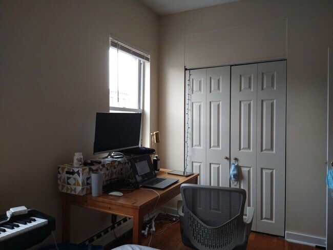 Building Photo - 2BR 1Bth unit. Heat/Hot Water included. Great location! Right on Green Line