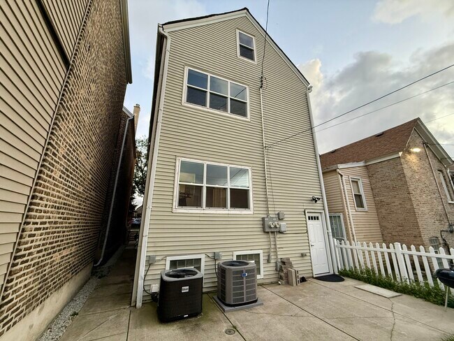 Building Photo - 1906 W 34th Pl