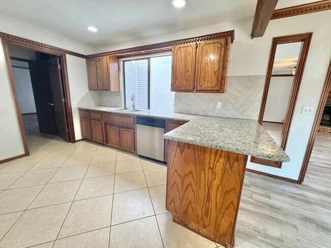 Building Photo - 3 Bed 2 bath!