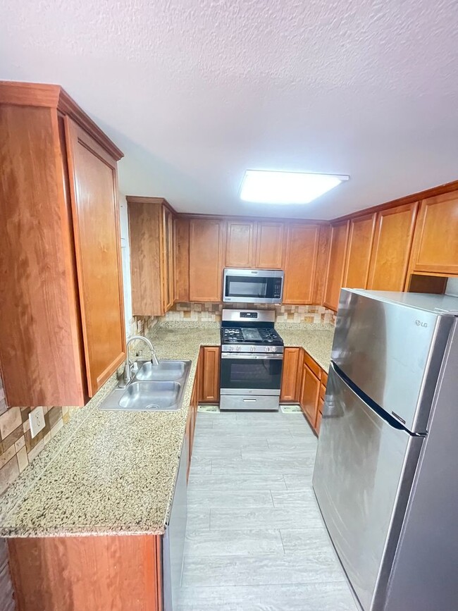 Building Photo - Lakeside living in Oceanside