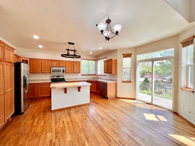 Building Photo - Beautiful 4 bed/ 3 bath Home with Office!