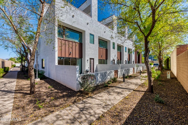 Building Photo - 540 W Mariposa St