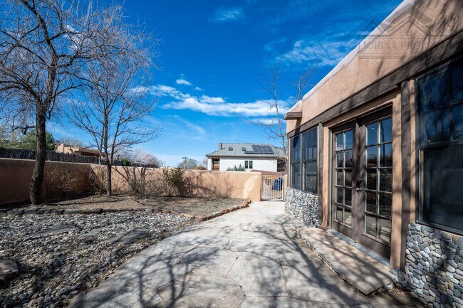 Building Photo - Sunny Retreat in South Capitol