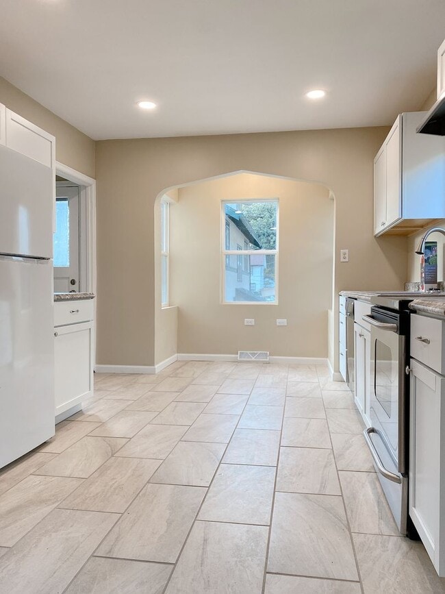 Building Photo - Beautifully updated 5 bed 2 bath house $2200
