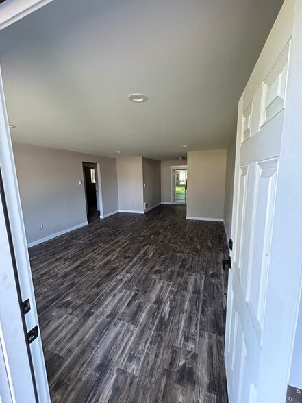 Building Photo - 1602 E Hazel Ave