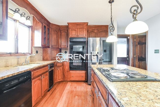 Building Photo - 123 Tiger Ln