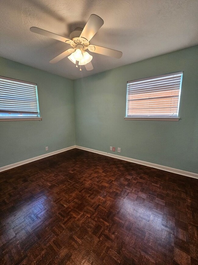 Building Photo - (3) Bed/(1.5) Bath Near Core Norman and OU...