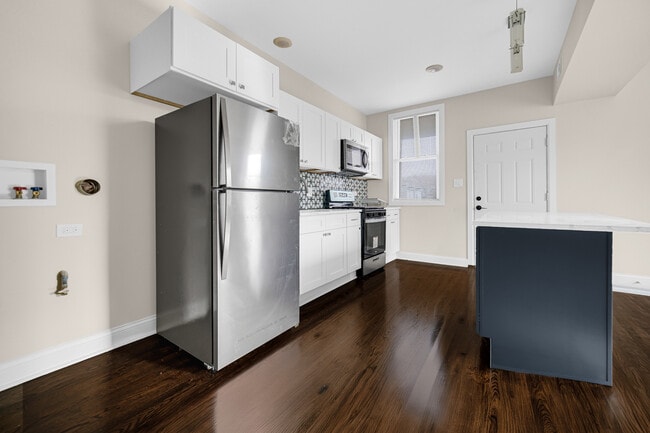 Building Photo - 7011 S Prairie Ave