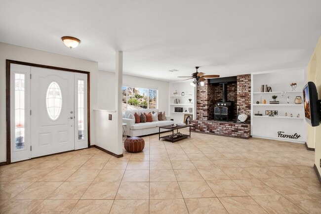 Building Photo - Western Hills Estate home/ 3 bedroom/ 2 ba...