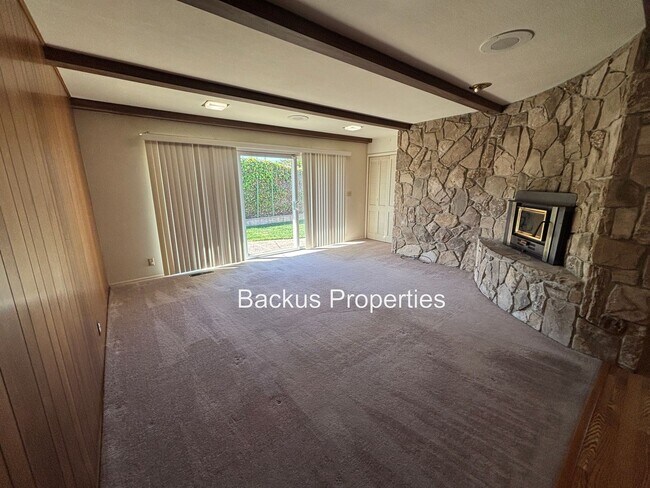 Building Photo - Wonderful three bedroom home in South Salinas