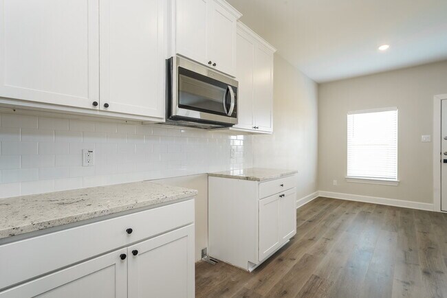 Building Photo - 244 Live Oak Ln