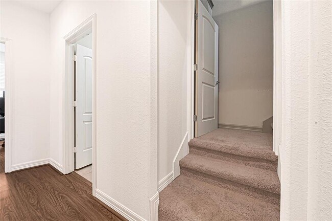 Building Photo - 1531 Woodbend Park S
